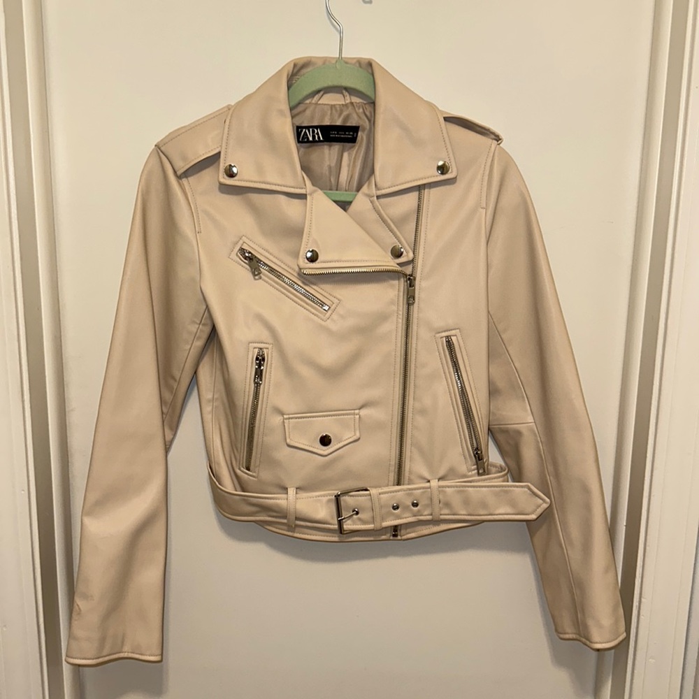 Never worn Zara leather jacket!! Color cream! Brand new buy tags removed!!
